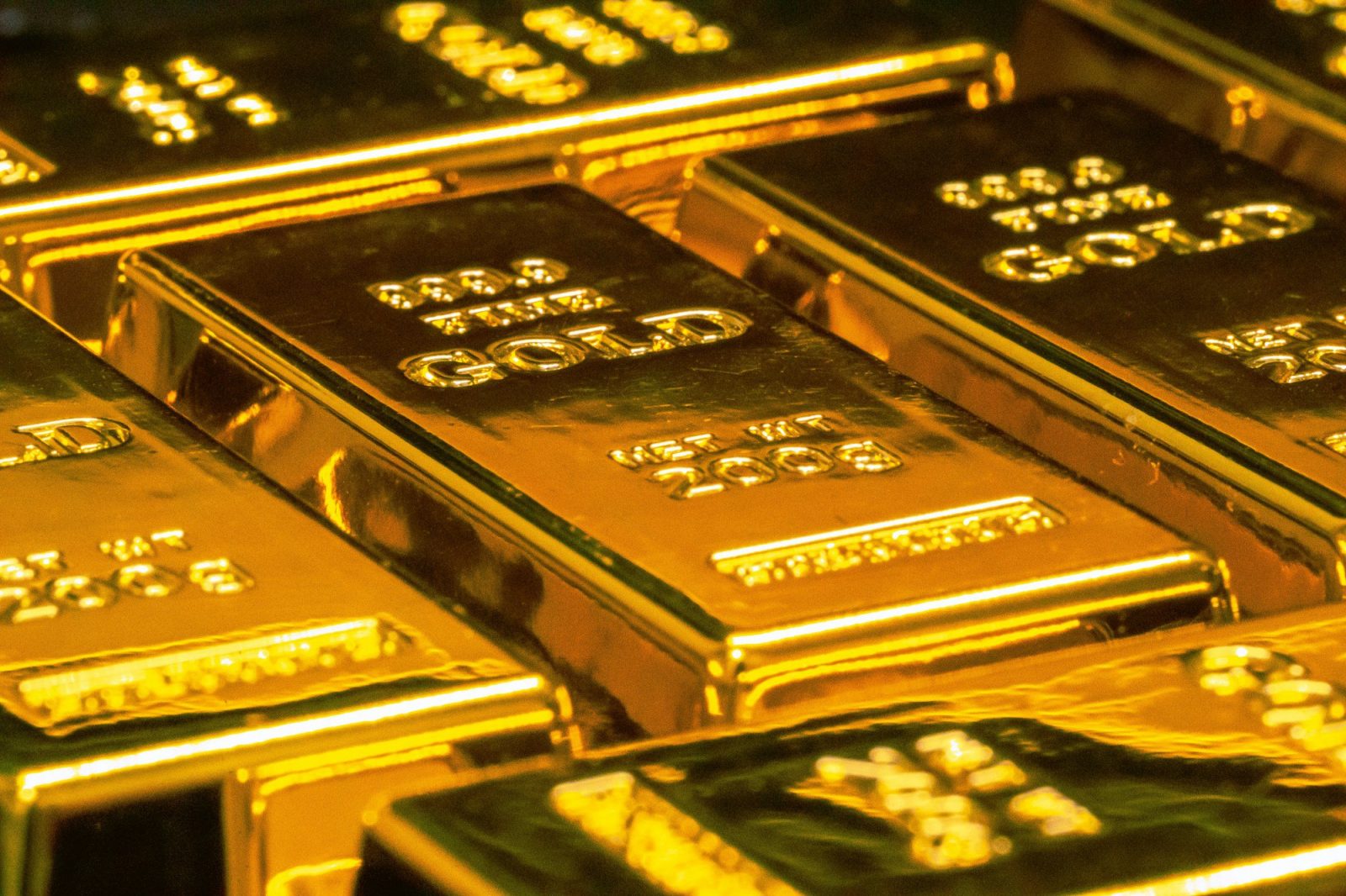 Gold Surges Past $3,800 as Investors Bet Rally Has More Room to Run cover