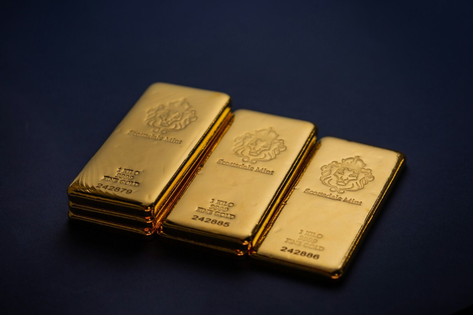 Gold Surges Over $4,100 as Shutdown Progress and Tariff Rebate Hopes Spark Renewed Rally cover